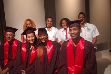 Quelques diplômes de la Promotion 2 sur le plateau TV de Guyane 1ère